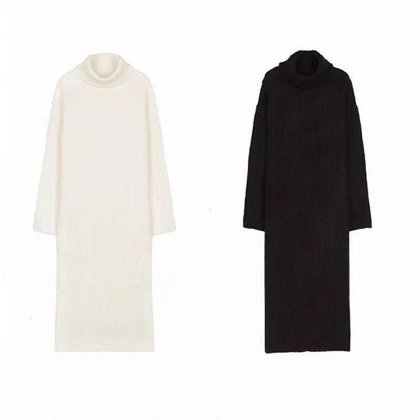 Hosszú, fekete-fehér női ruha magas gallérral és hasítékkal