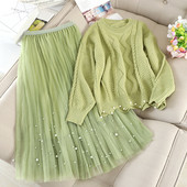 Modern női szett, mely egy pulóvert és egy szoknyát tartalmaz gyöngyökkel több színben