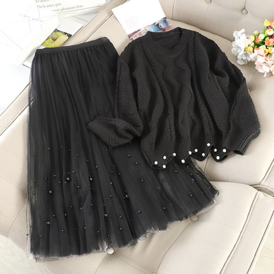 Modern női szett, mely egy pulóvert és egy szoknyát tartalmaz gyöngyökkel több színben