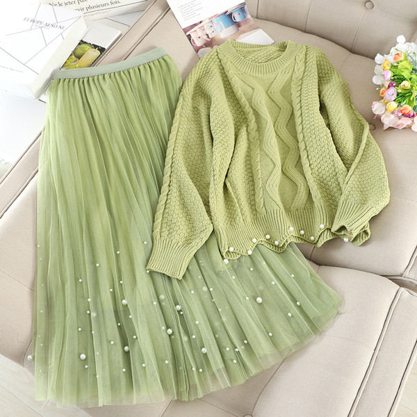 Modern női szett, mely egy pulóvert és egy szoknyát tartalmaz gyöngyökkel több színben