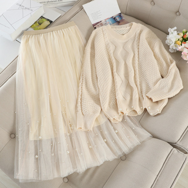 Modern női szett, mely egy pulóvert és egy szoknyát tartalmaz gyöngyökkel több színben