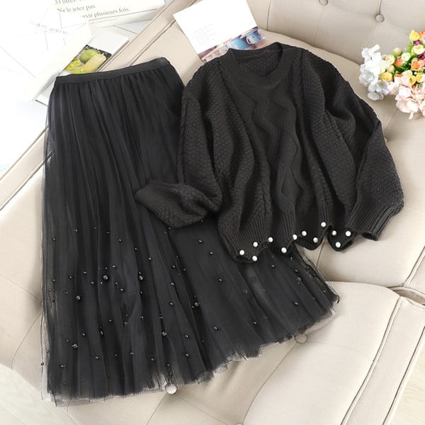 Modern női szett, mely egy pulóvert és egy szoknyát tartalmaz gyöngyökkel több színben