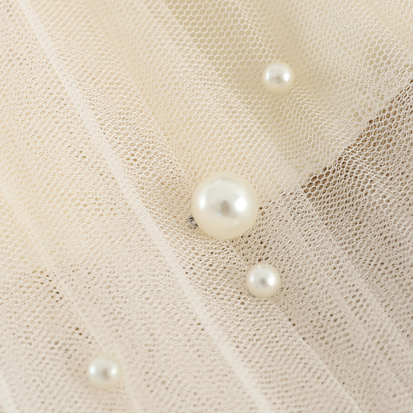 Modern női szett, mely egy pulóvert és egy szoknyát tartalmaz gyöngyökkel több színben