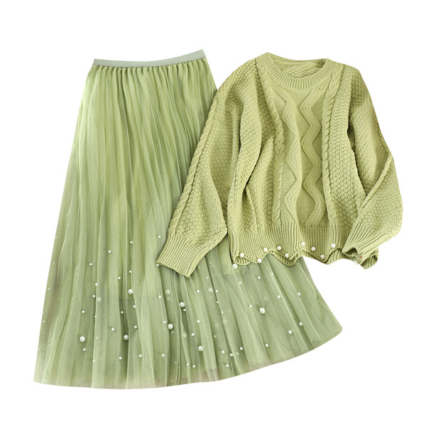 Modern női szett, mely egy pulóvert és egy szoknyát tartalmaz gyöngyökkel több színben