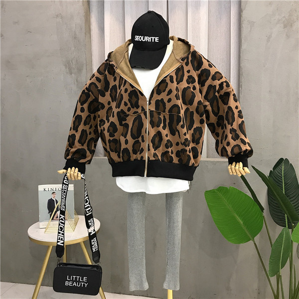 Női sport-napi szett három részből áll, beleértve a pulóvert, pólót és leggingset