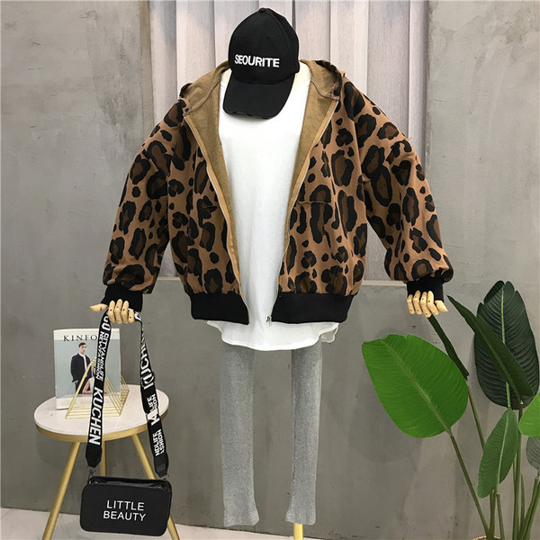 Női sport-napi szett három részből áll, beleértve a pulóvert, pólót és leggingset