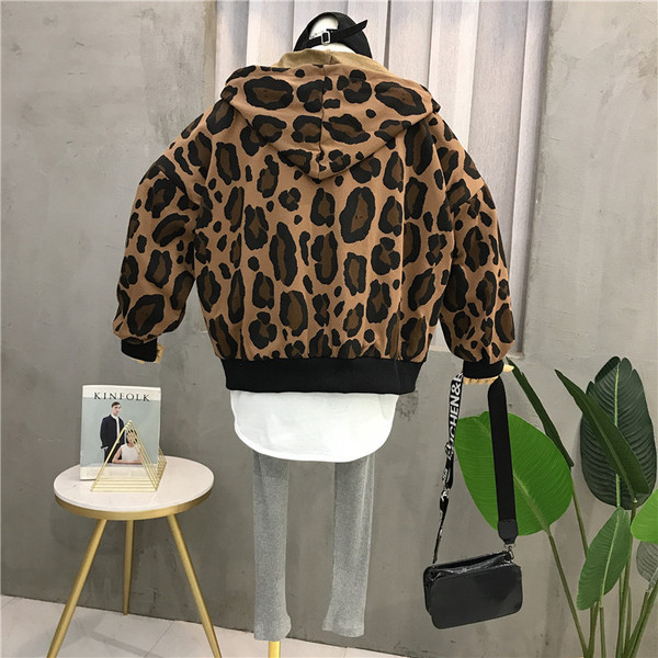 Női sport-napi szett három részből áll, beleértve a pulóvert, pólót és leggingset