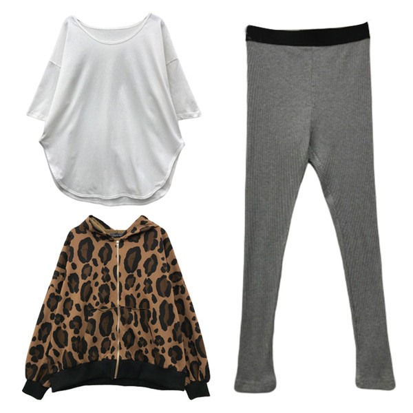 Női sport-napi szett három részből áll, beleértve a pulóvert, pólót és leggingset