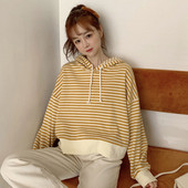 Hanorac scurt de damă cu dungi în mai multe culori, cu glugă