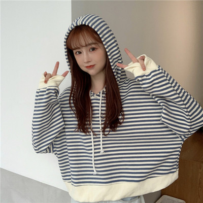 Hanorac scurt de damă cu dungi în mai multe culori, cu glugă