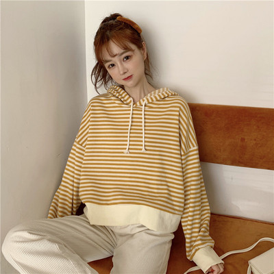 Hanorac scurt de damă cu dungi în mai multe culori, cu glugă