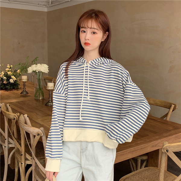 Hanorac scurt de damă cu dungi în mai multe culori, cu glugă