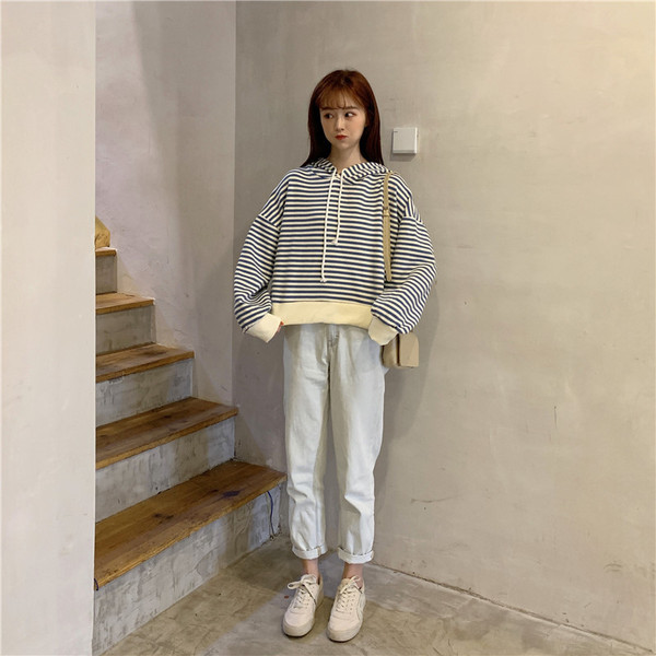 Hanorac scurt de damă cu dungi în mai multe culori, cu glugă