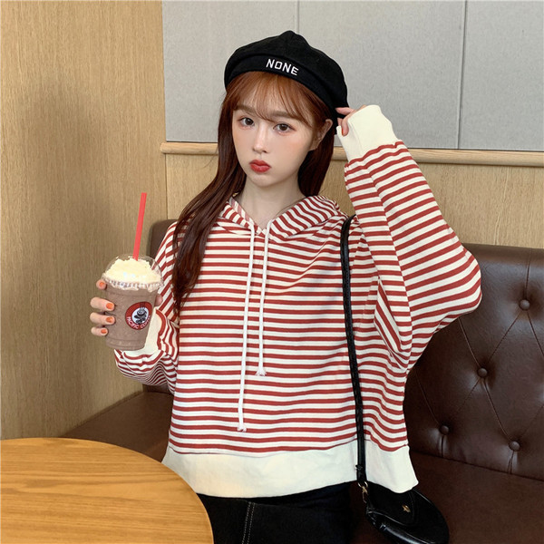 Hanorac scurt de damă cu dungi în mai multe culori, cu glugă