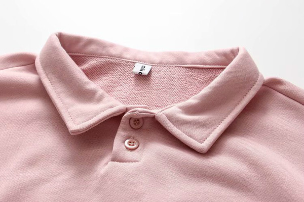 Alkalmi női pulóver klasszikus gallérral és zsebbel kék és rózsaszín színben