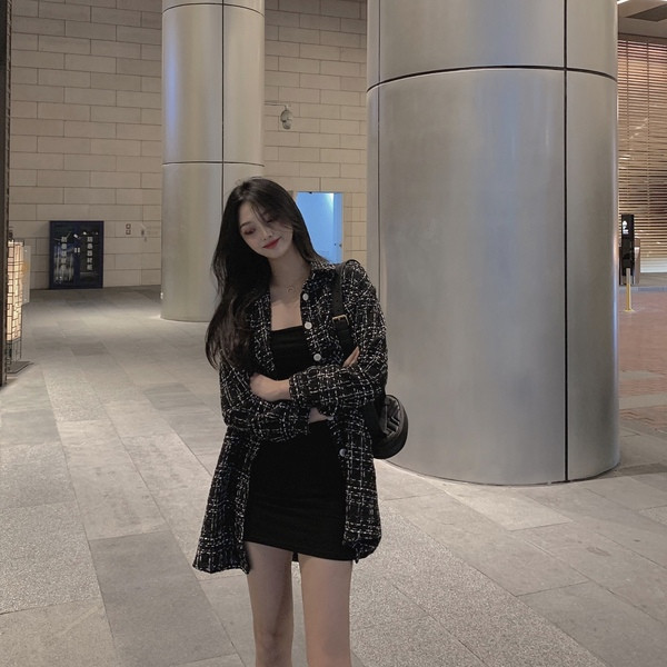 Modern női hosszú kockás kabát fekete színben