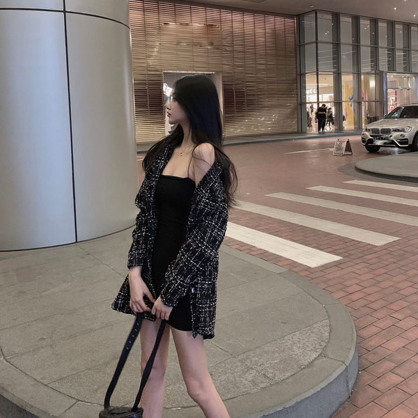 Modern női hosszú kockás kabát fekete színben