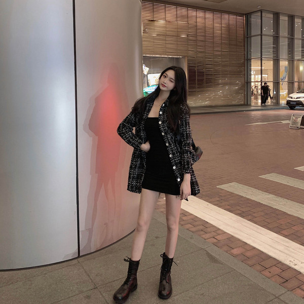 Modern női hosszú kockás kabát fekete színben