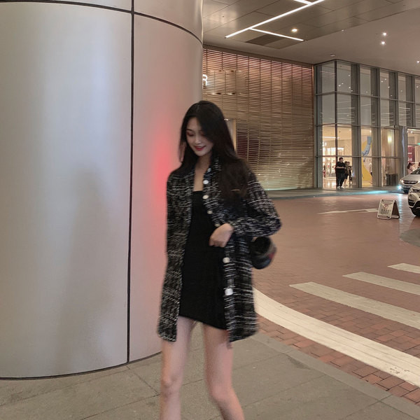 Modern női hosszú kockás kabát fekete színben