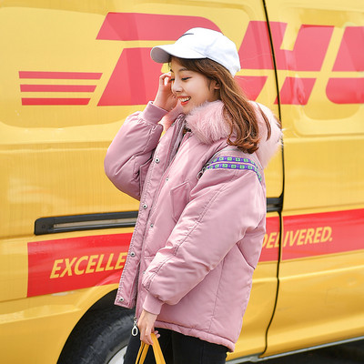 Μοντέρνο γυναικείο μπουφάν με έγχρωμη γούνα στην κουκούλα