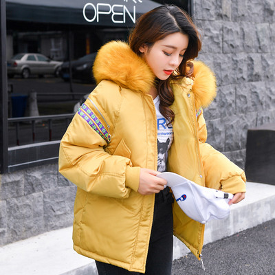 Μοντέρνο γυναικείο μπουφάν με έγχρωμη γούνα στην κουκούλα