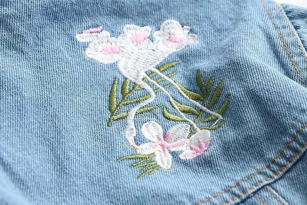Jachetă de damă modernă din denim cu broderie în albastru