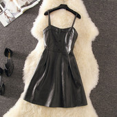 Stílusos női rövid bőrruha vékony pántokkal, fekete színben