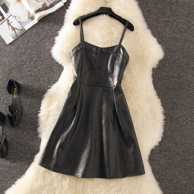 Stílusos női rövid bőrruha vékony pántokkal, fekete színben