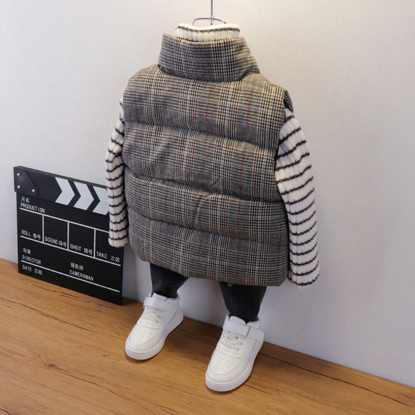 Kockás gyerekmellény fiúknak szürke gombokkal