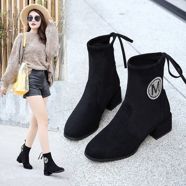 Μοντέρνες γυναικείες μπότες με διακοσμιτικές πέτρες και χοντρό τακούνι σε μαύρο χρώμα