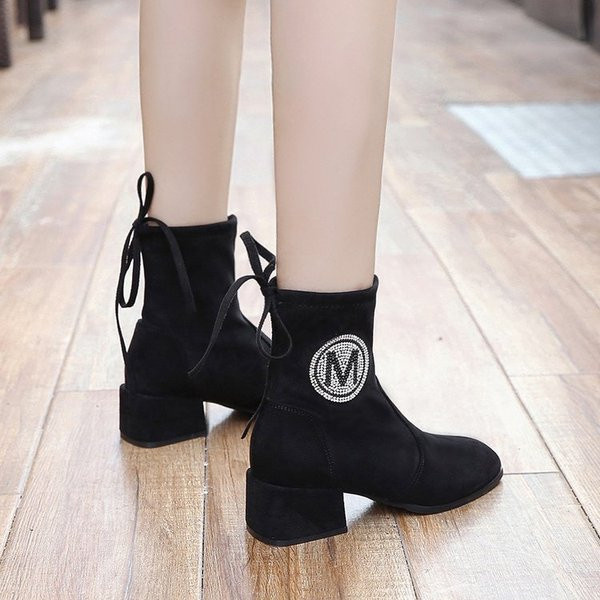 Μοντέρνες γυναικείες μπότες με διακοσμιτικές πέτρες και χοντρό τακούνι σε μαύρο χρώμα