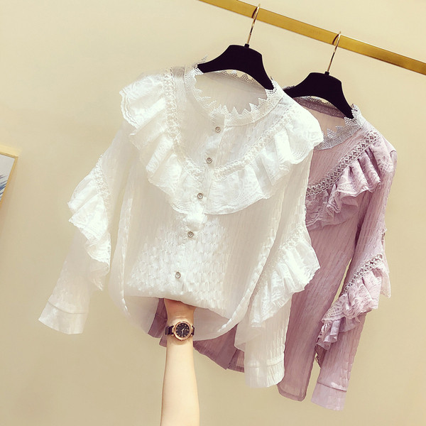 Cămașă elegantă de damă cu nasturi și decolteu oval în alb și violet