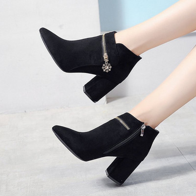 Κομψές γυναικείες μπότες με χοντρό και λεπτό τακούνι σε μαύρο χρώμα