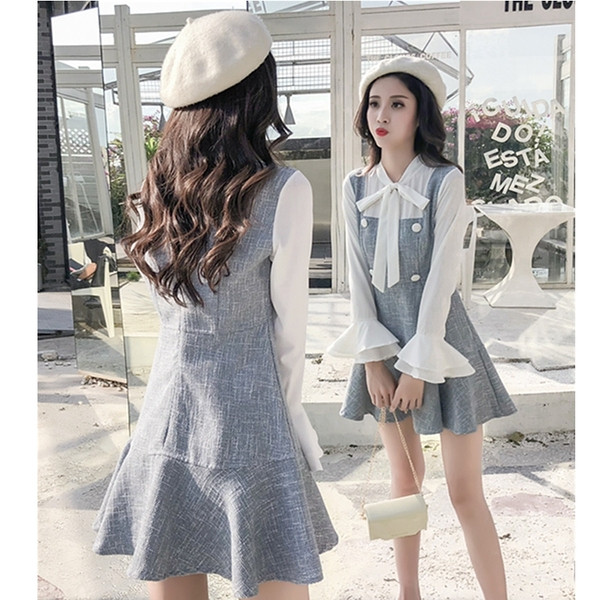 Κομψό γυναικείο κοντό φόρεμα με λωτό μανίκι - μοτίβο διακόσμησης σε μπλε χρώμα