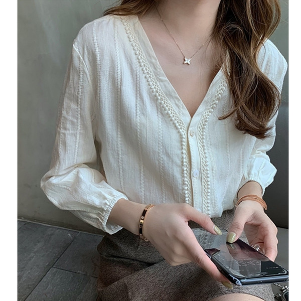 Cămașă modernă de damă cu decolteu spitz, nasturi și mâneci 7/8 în alb