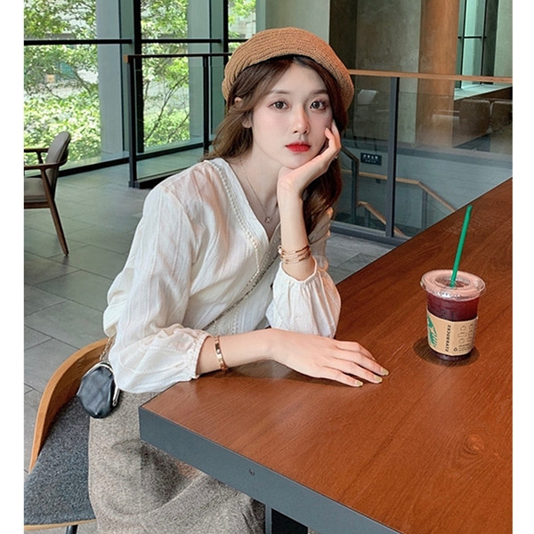 Cămașă modernă de damă cu decolteu spitz, nasturi și mâneci 7/8 în alb