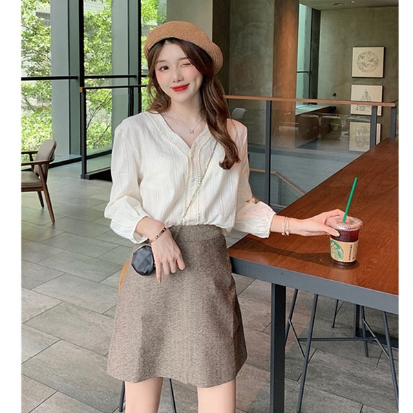 Cămașă modernă de damă cu decolteu spitz, nasturi și mâneci 7/8 în alb