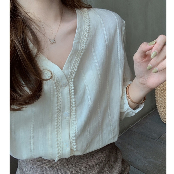 Cămașă modernă de damă cu decolteu spitz, nasturi și mâneci 7/8 în alb