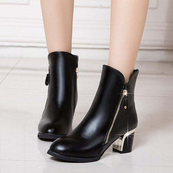 Κομψά γυναικεία παπούτσια με φερμουάρ και  χοντρό τακούνι σε μαύρο και κόκκινο χρώμα