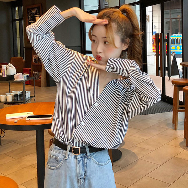 Γυναικείο μοντέρνο ριγέ πουκάμισο με λαιμόκοψη