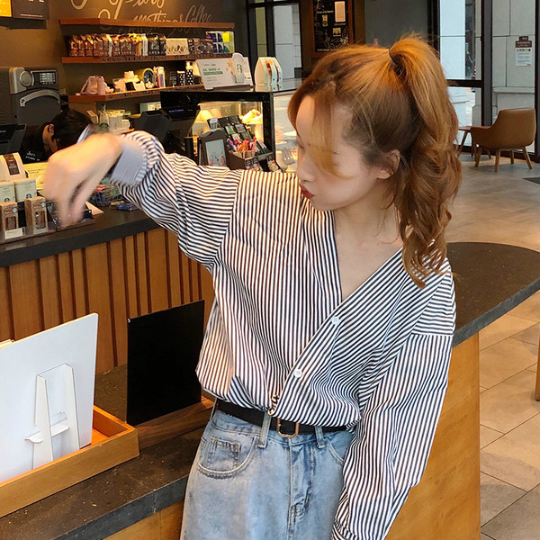 Γυναικείο μοντέρνο ριγέ πουκάμισο με λαιμόκοψη