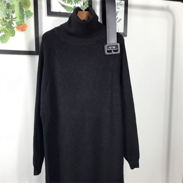 Μακρύ γυναικείο φόρεμα με υψηλό κολάρο - ευρύ μοτίβο σε καφέ και μαύρο χρώμα