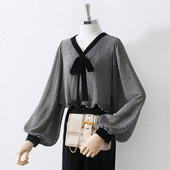 Modern női ing szalaggal és széles ujjú fekete-fehér színben