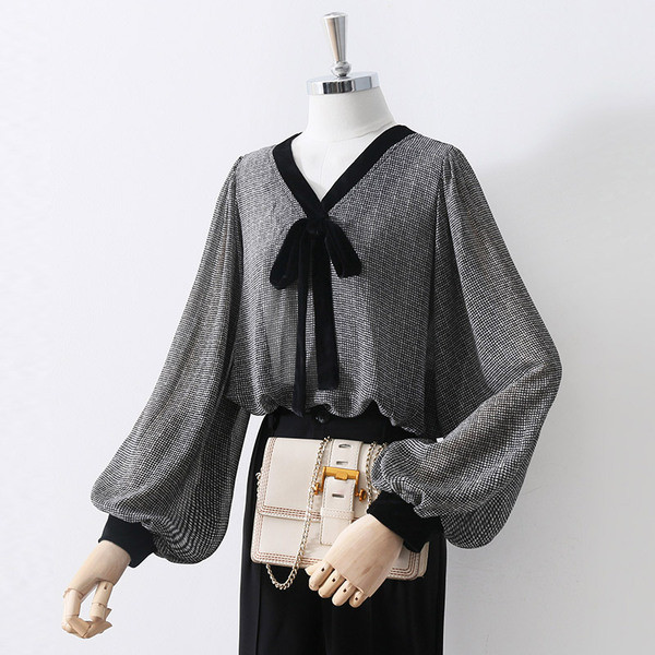 Modern női ing szalaggal és széles ujjú fekete-fehér színben