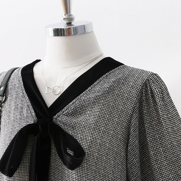 Modern női ing szalaggal és széles ujjú fekete-fehér színben