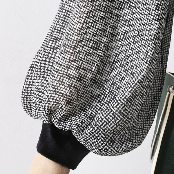 Modern női ing szalaggal és széles ujjú fekete-fehér színben