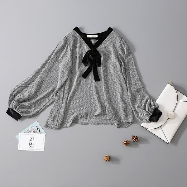 Modern női ing szalaggal és széles ujjú fekete-fehér színben