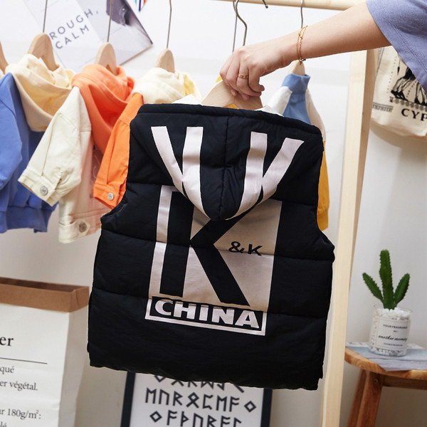 Napi gyerekmellény fiúknak három színben kapucnival és cipzárral