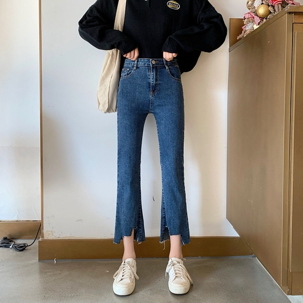 Μοντέρνα γυναικεία τζιν σε μπλε χρώμα