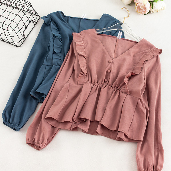 Μοντέρνα γυναικεία μπλούζα με λαιμόκοψη και κουμπιά σε διάφορα χρώματα